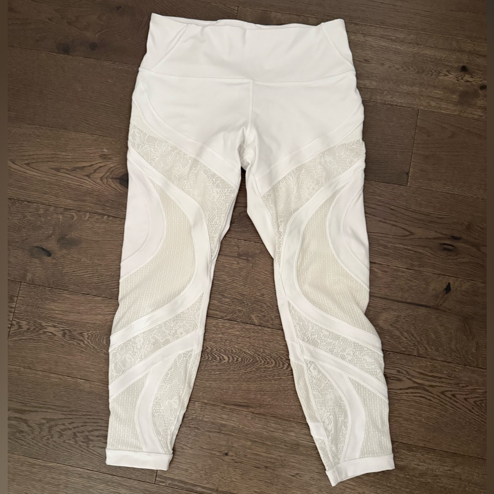 Lululemon White Mesh Panel Athletic Leggings / Capris. Size 12